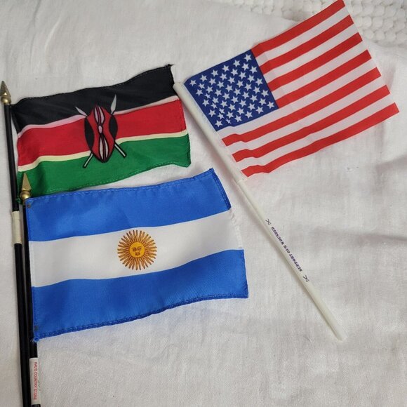 Vintage LOT of 10 small flags various souvenir Bekin Kenya Sri Lanka Lithunia GC - Picture 8 of 10